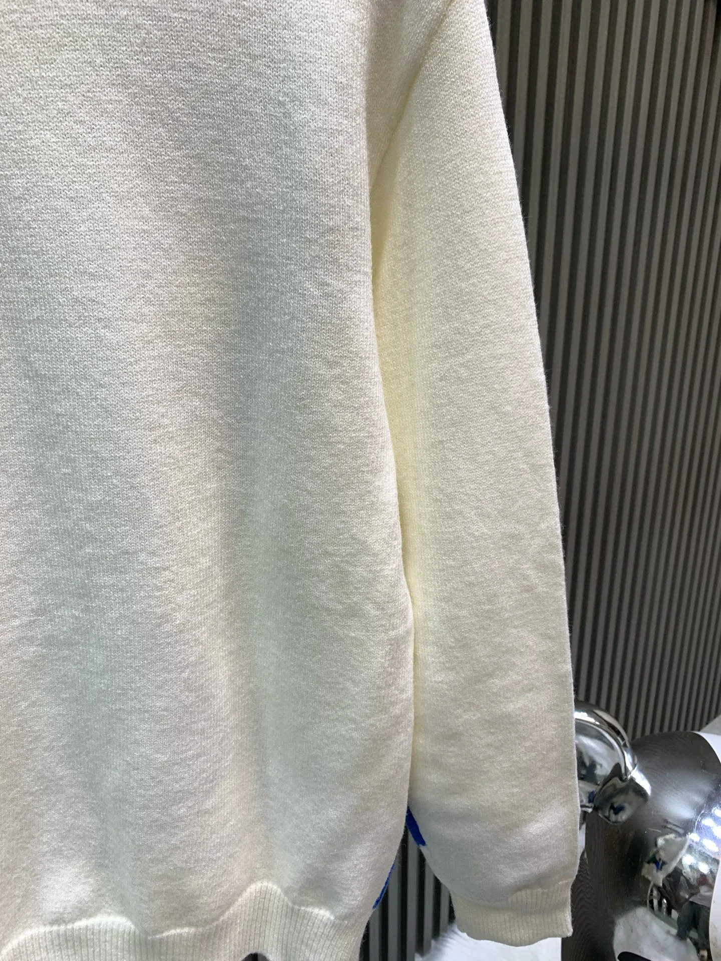 🅿️440 🀄️ Louis Vuitton 𝗟𝗢𝗨𝗜𝗦 𝗩𝗨𝗜𝗧𝗧𝗢𝗡 Intarsia plush crew neck sweater. A must-have human face sweater to summon the gods and goddesses. Both the material and design are high-end. The main body material is made of 100 cotton wool. It feels super soft and waxy. The color scheme is made of cashmere and wool blends. The position of the intarsia will be more hairy. There are 6 colors in total. The intarsia machine imported from Japan is made by Shima Seiki. This intarsia pattern is very difficult. There are more than 20 yarn feeders and dozens of yarns to make a pattern. The loss is huge and the process technology requirements are high. The key is that every color is colored spinning. The upper body is super fashionable and stylish. It must be worn~
